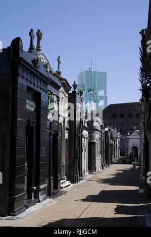 Stupende pietre e marmi opera sulle tombe nella Recoleta Cemetery in Buenos Aires, Argentina, Sud America Foto Stock