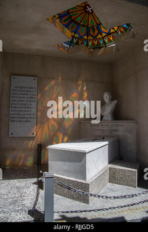 Tomba del Presidente Raúl Alfonsín nella Recoleta Cemetery in Buenos Aires, Argentina, Sud America Foto Stock