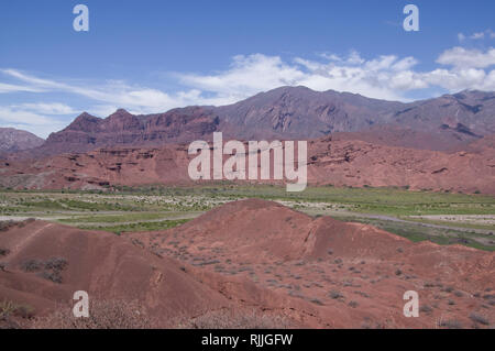 Colpisce il bellissimo paesaggio del deserto in Argentina del nord vicino a Salta e Juyjuy con pietra arenaria rossa altipiani fiumi e colline colorate Foto Stock