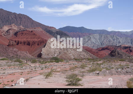 Colpisce il bellissimo paesaggio del deserto in Argentina del nord vicino a Salta e Juyjuy con pietra arenaria rossa altipiani fiumi e colline colorate Foto Stock