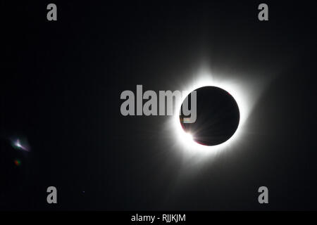 "Great American Eclipse' / le eclissi solare di agosto 21st, 2017 attraverso gli Stati Uniti, con molto ultima luce del sole che splende attraverso e la creazione di una corona diamantata Foto Stock