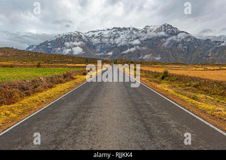 Sulla strada il paesaggio di una autostrada nella Cordigliera delle Ande del Perù nella regione di Arequipa e il Canyon del Colca, Sud America. Foto Stock