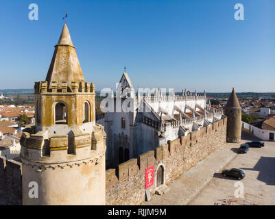 La città e il castello di Viana do Alentejo in Portogallo meridionale contro un profondo cielo blu Foto Stock