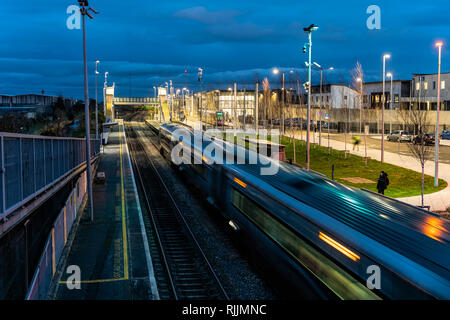 Dublino, Irlanda - Gennaio 2019 a Dublino il nuovo hub di trasporto per tram, treni e autobus di Broombridge, illustra il tram di arrivo e di partenza del treno in Foto Stock