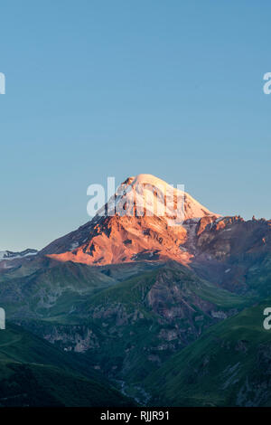 Mount Kazbek, una delle più alte montagne del Caucaso (5047 m), vicino a Stepantsminda, Georgia. Foto Stock