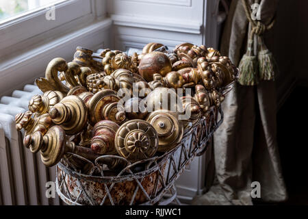 Jardiniere di finials dorato Foto Stock