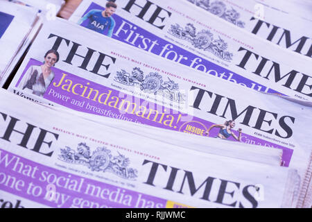 Regno Unito : premere il lato anteriore della pagina Impressum e titoli dei tempi "broadsheet' Carta pesante stampa quotidiano nazionale. Foto Stock