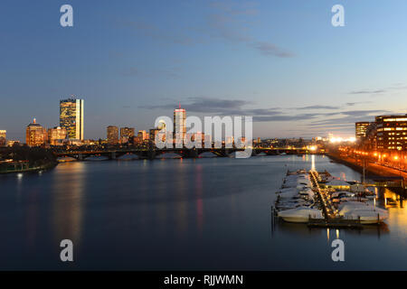 Boston Back Bay Skyline John Hancock Tower e Prudential Center al crepuscolo, visto da Cambridge, Boston, Massachusetts, USA. Foto Stock