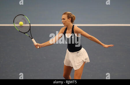 Gran Bretagna Katie Boulter in azione nella sua corrispondenza con la Slovenia Kaja Juvan durante il giorno uno del Fed Cup a Bath University. Foto Stock