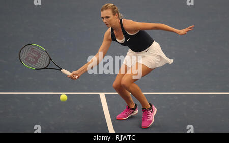 Gran Bretagna Katie Boulter in azione nella sua corrispondenza con la Slovenia Kaja Juvan durante il giorno uno del Fed Cup a Bath University. Foto Stock