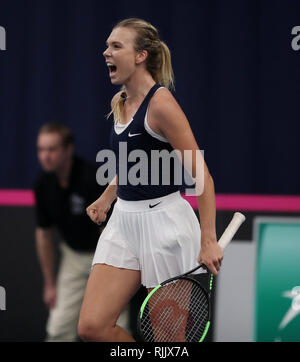 Gran Bretagna Katie Boulter in azione nella sua corrispondenza con la Slovenia Kaja Juvan durante il giorno uno del Fed Cup a Bath University. Foto Stock