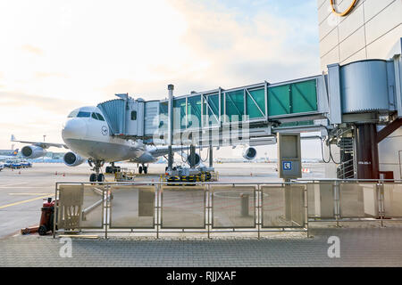 Francoforte, Germania - CIRCA NEL MARZO 2016: Lufthansa Airbus A340-300 inserito nell'aeroporto di Francoforte. L'aeroporto di Francoforte è un grande aeroporto internazionale locat Foto Stock
