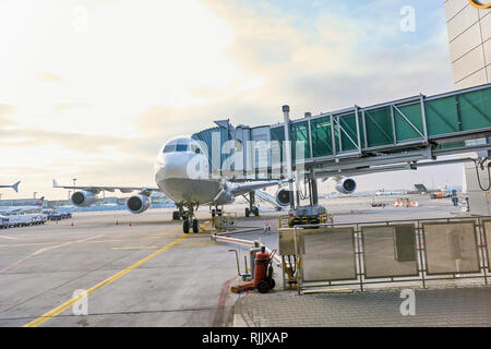 Francoforte, Germania - CIRCA NEL MARZO 2016: Lufthansa Airbus A340-300 inserito nell'aeroporto di Francoforte. L'aeroporto di Francoforte è un grande aeroporto internazionale locat Foto Stock
