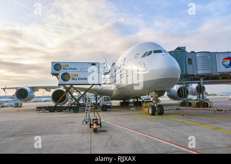 Francoforte, Germania - CIRCA NEL MARZO 2016: Lufthansa Airbus A380 inserito nell'aeroporto di Francoforte. L'aeroporto di Francoforte è un grande aeroporto internazionale trova i Foto Stock