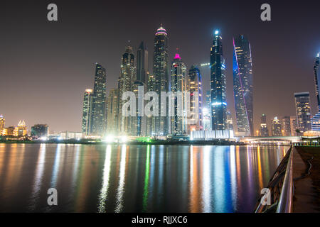 Dubai, Emirati Arabi Uniti - Ottobre 2018: Dubai di notte. dubai marina, dall'alto Marina di Dubai Foto Stock