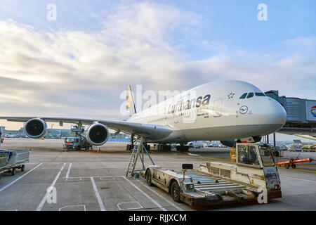 Francoforte, Germania - CIRCA NEL MARZO 2016: Lufthansa Airbus A380 inserito nell'aeroporto di Francoforte. L'aeroporto di Francoforte è un grande aeroporto internazionale trova i Foto Stock
