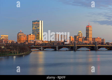 Boston Back Bay Skyline John Hancock Tower e Prudential Center al crepuscolo, visto da Cambridge, Boston, Massachusetts, USA. Foto Stock