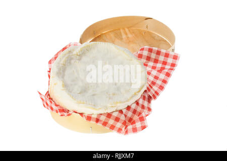 Formaggio Camembert in una scatola di legno isolata contro bianco Foto Stock