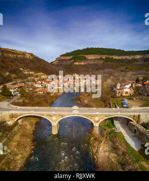 Vista aerea della suggestiva vista aerea del vecchio ponte di pietra di fronte fiume Yarra - Immagine Foto Stock