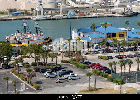 Port Canaveral, Florida, Stati Uniti d'America. circa 2017. Una panoramica delle navi a fianco, negozi e area restuarnt sul quay. Foto Stock