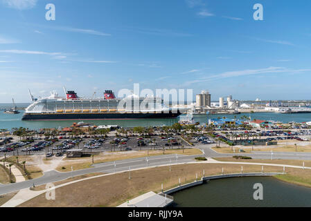 Port Canaveral, Florida, Stati Uniti d'America. circa 2017. La nave di crociera Disney Fantasy uscire Port Canaveral Foto Stock