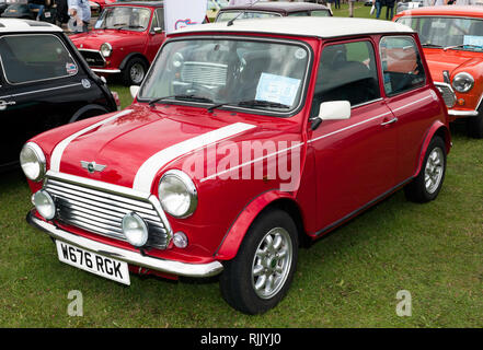 Un 2000, Rover-prodotto 1275cc Mk VII, Mini ,sul display in automobile club zona al 2018 Silverstone Classic. Foto Stock