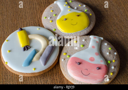 Esperimento scientifico style cookie. pan di zenzero con decor in stile di esperimenti di chimica. microscopio e provette design per bambini Foto Stock