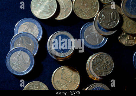 Un sacco di monete in euro e centesimi su sfondo nero. Foto Stock