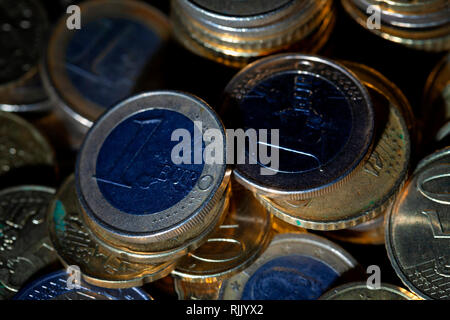 Un sacco di monete in euro e centesimi su sfondo nero. Foto Stock