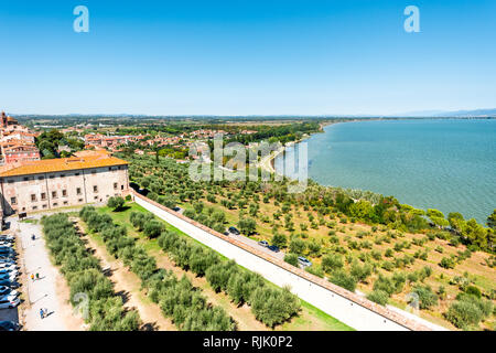 Castiglione del Lago, Italia - 28 agosto 2018: Umbria Rocca con medievale o Rocca del Leone e il lago Trasimeno nella soleggiata giornata estiva con alberi di olivo un Foto Stock