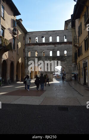 Porta Borsari al tramonto a Verona in Piazza Bra a Verona. Viaggi, vacanze, architettura. Marzo 30, 2015. Verona, regione Veneto, Italia. Foto Stock