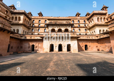 Vista di Jahangir Mahal o Raja palazzo all'interno Orchha Fort complesso Foto Stock