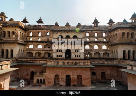 Vista di Jahangir Mahal o Raja palazzo all'interno Orchha Fort complesso Foto Stock