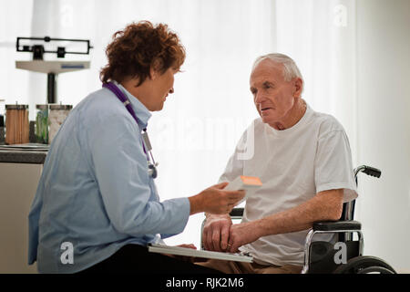 Consulenza medico con un paziente anziano. Foto Stock