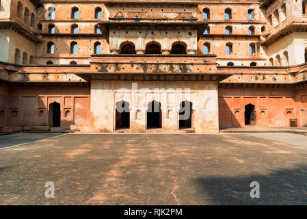 Vista di Jahangir Mahal o Raja palazzo all'interno Orchha Fort complesso Foto Stock