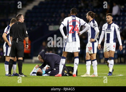 West Bromwich Albion del campo di Sam (centro) giace ferito sul passo durante la FA Cup quarto round replay corrispondono all'biancospini, West Bromwich. Foto Stock