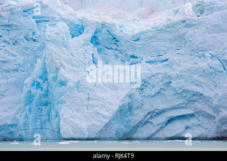 Smeerenburgbreen, parto ghiacciaio Reuschhalvøya vicino a Albert I terreni sfocia in Bjørnfjorden, parte interna di Smeerenburgfjorden, Svalbard, Norvegia Foto Stock