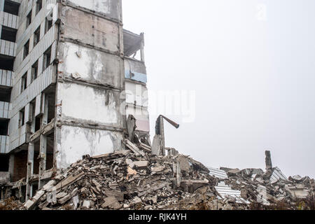 Un enorme pila di cemento grigio di detriti da pile e le pietre del distrutto edificio. Copia dello spazio. Foto Stock