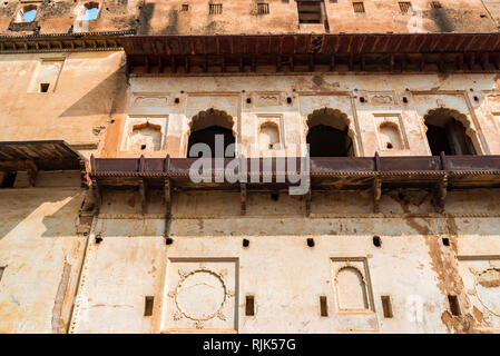 Vista di Jahangir Mahal o Raja palazzo all'interno Orchha Fort complesso Foto Stock