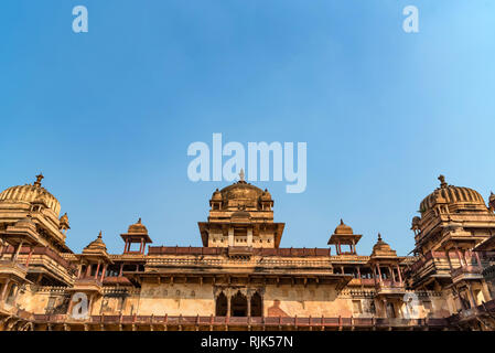 Vista esterna di Jahangir Mahal o Raja palazzo all'interno Orchha Fort complesso Foto Stock