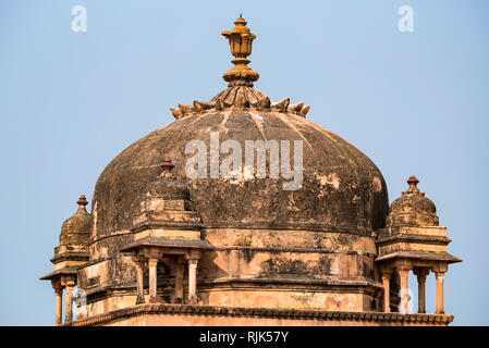 Vista esterna di Jahangir Mahal o Raja palazzo all'interno Orchha Fort complesso Foto Stock