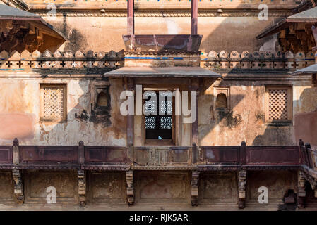 Vista di Jahangir Mahal o Raja palazzo all'interno Orchha Fort complesso Foto Stock