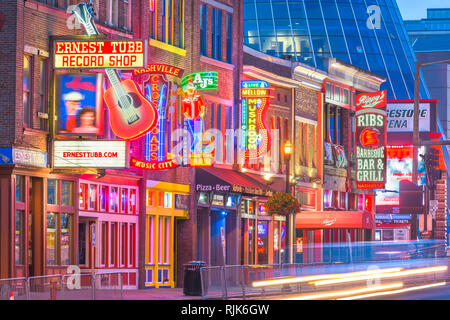 NASHVILLE, Tennessee - Agosto 20, 2018: honky-tonks sul Lower Broadway. Il quartiere è famoso per le numerose country music entertainment establishme Foto Stock