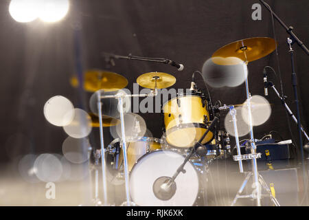 Sottofondo musicale dal vivo. Drumset sul palco.Concerto e spettacolo di intrattenimento.drum sul palco e evento festivo Foto Stock