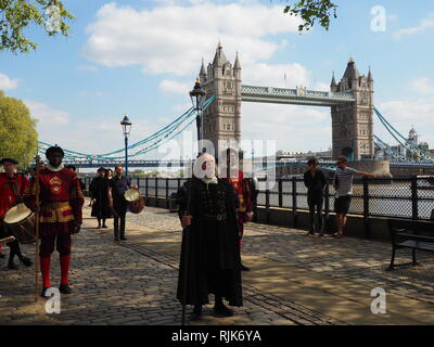 Gli attori in costume al di fuori della Torre di Londra - Regno Unito Foto Stock