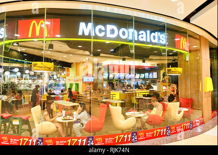 PATTAYA, Tailandia - 22 febbraio 2016: vista del ristorante McDonald's. McDonald's principalmente vende hamburger, cheeseburger, pollo, patatine fritte, bre Foto Stock