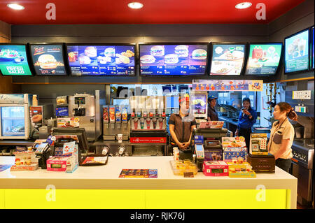 PATTAYA, Tailandia - 22 febbraio 2016: all'interno del ristorante McDonald's. McDonald's principalmente vende hamburger, cheeseburger, pollo, patatine fritte, b Foto Stock