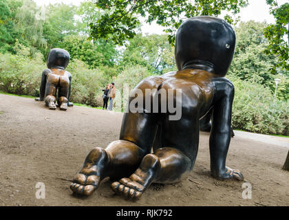 Bronzo gigante neonati, installazione artistica di David Černý nel Parco Kampa, Praga, Repubblica Ceca Foto Stock