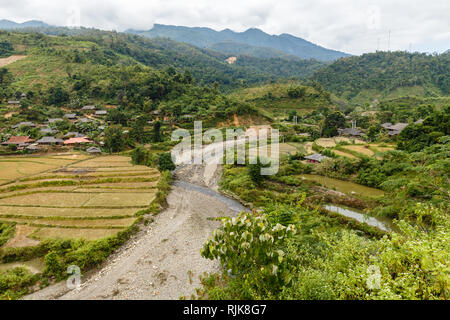 Bellissimo paesaggio, campi di riso autunno nei pressi del villaggio di montagna, Dien Bien provincia, Vietnam Foto Stock