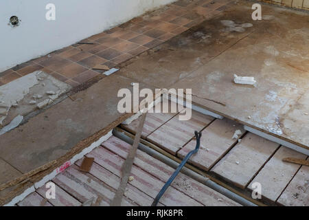 Rimuovere il polistirolo pannelli di legno da pavimento Foto Stock
